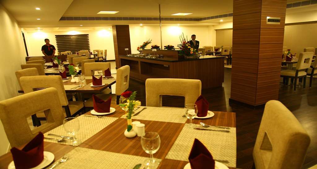 Continent Nakodar Hotel & Resorts Restoran fotoğraf